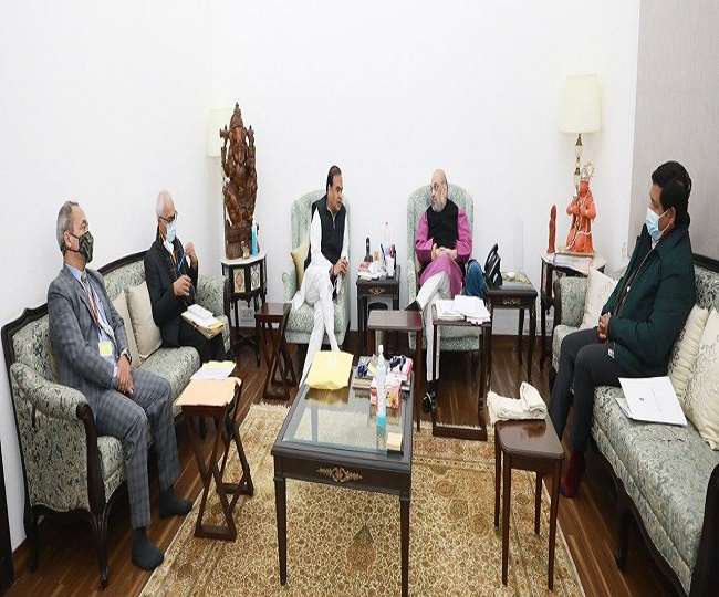 असम और मेघालय के मुख्यमंत्रियों के साथ बैठक करते हुए अमित शाह