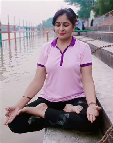 बहादुरगढ़ की सुनील देवी हर किसी को योग करना सीखा रही हैं