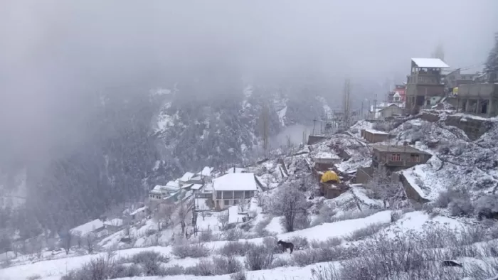 शुक्रवार को भी चंबा में भारी बर्फबारी और बारिश हुई, इसके चलते जन जीवन अस्त-व्यस्त हो गया है