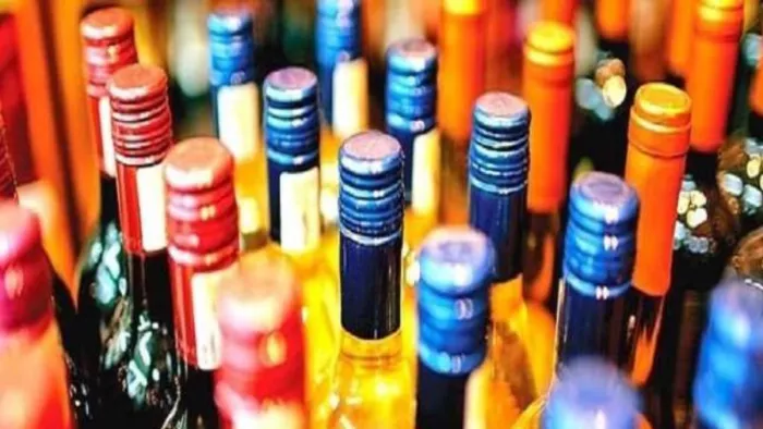 गुजरात क्राइम पुलिस की टीम की शराब कारोबारी के घर में मारी अवैध शराब मामले में रेड