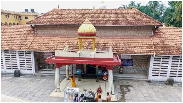 कादरी श्री मंजूनाथ मंदिर के पास मुस्लिम व्यापारियों को हटाने के लिए लगाए बैनर।