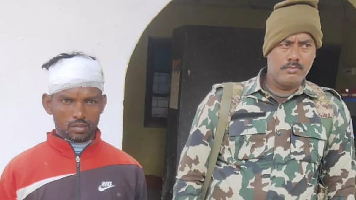 आरोपित बरियर को जेल ले जाती हिरणपुर थाना पुलिस।
