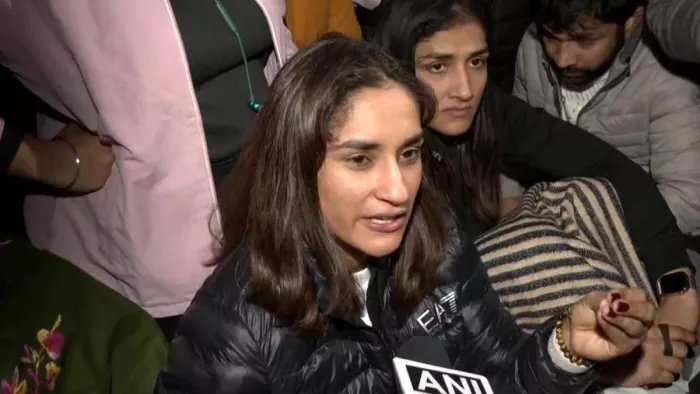 विनेश फोगाट बोली- फेडरेशन की गोद में बैठे योगेश्वर, दत्त का पलटवार- कोई कुछ भी बोल सकता है