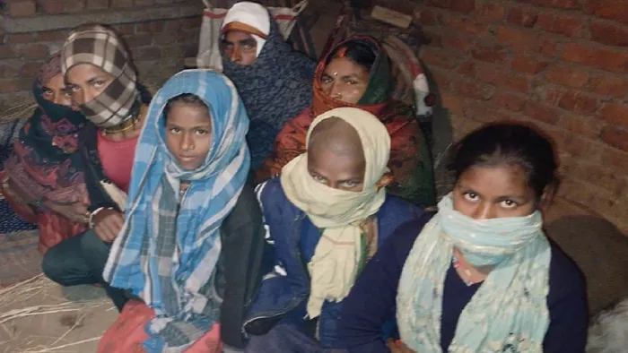 कृष्णा की मौत के बाद उनके घर पहुंचे पड़ोसी।