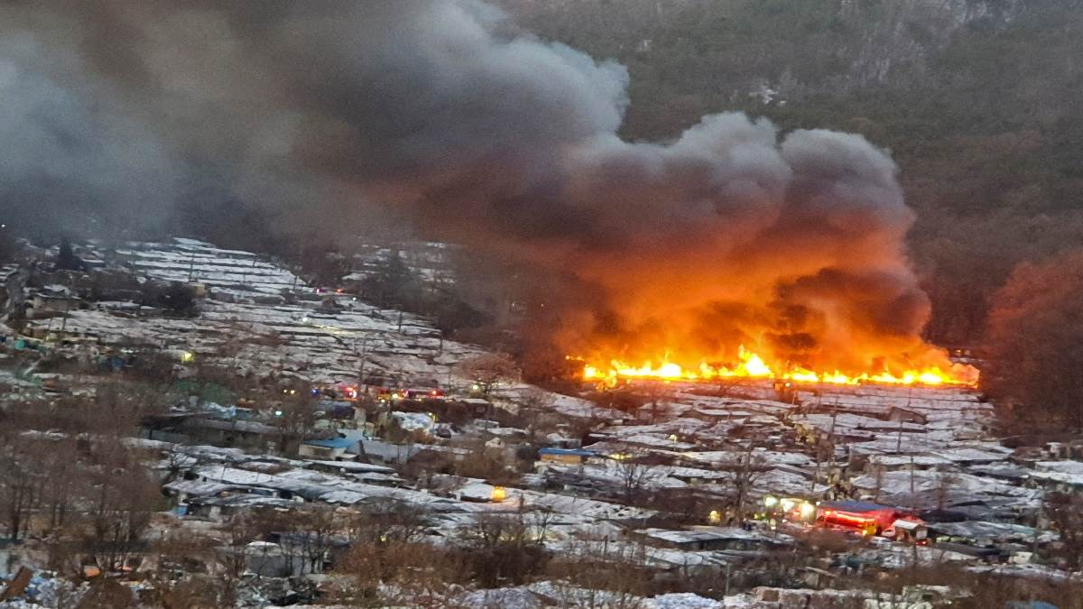 fire broke out in southern seoul south koreans were evacuated from their homes