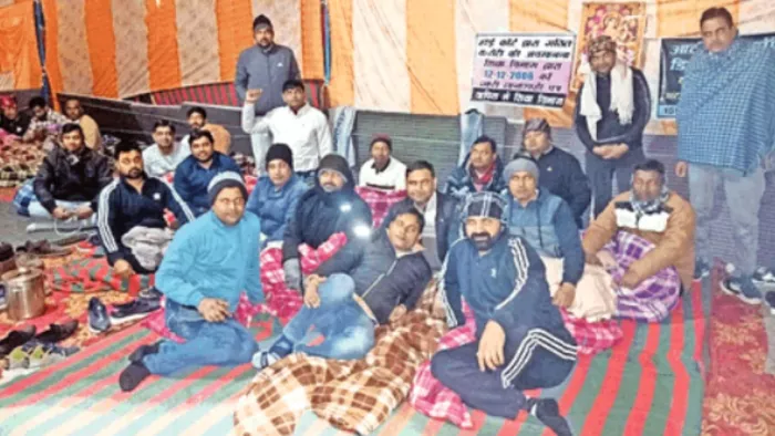 जगाधरी अनाज मंडी गेट पर धरने पर बैठे कला शिक्षक।