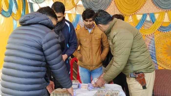 Agra News: सैंया टोल प्लाजा पर चेकिंग के दौरान पकड़े गए कैश के साथ आरोपित l जागरण