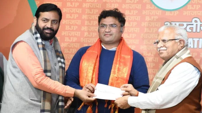 हरियाणा के मुख्यमंत्री मनोहर लाल ने अशोक तंवर को दिलाई BJP की सदस्यता।