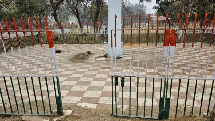 शरारती तत्वों ने किया तिरंगा झंडा उल्टा, पार्क का तोड़ा गेट।