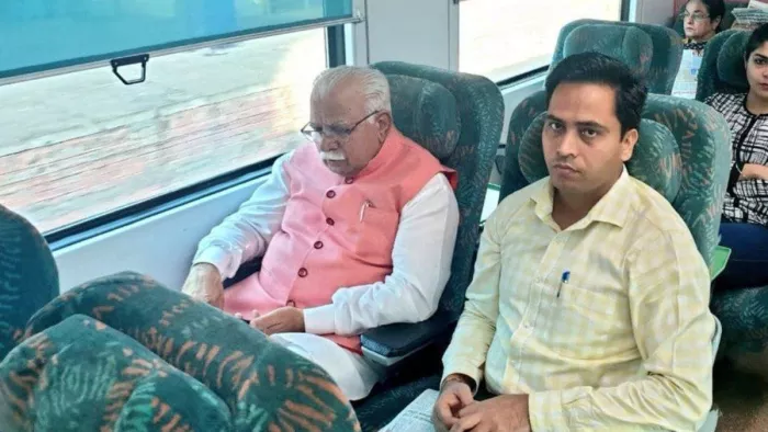 सीएम मनोहर लाल को भाया शताब्दी एक्सप्रेस का सफर (फाइल फोटो)