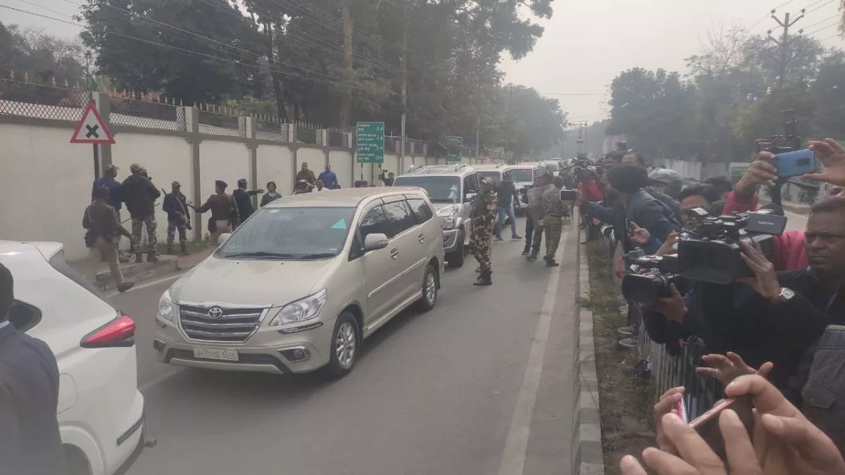 Live: ED की टीम पहुंची CM आवास, अलग कमरे में हेमंत सोरेन से जांच एजेंसी कर रही है पूछताछ