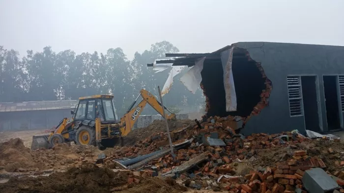 दो शोरूम, दो दुकानों व 17 डीपीसी पर चला पीला पंजा।
