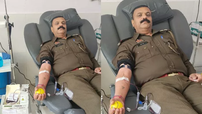 बदमाशों के हमले में घायल हुए युवक के लिए खून देते दारोगा सुबोध शर्माl जागरण