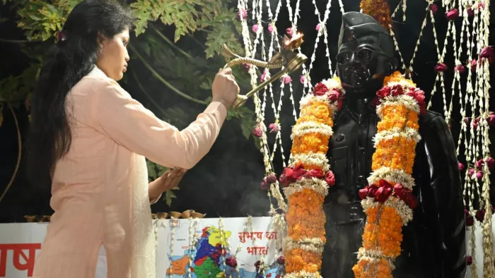 वाराणसी के लमही क्षेत्र स्थित इंद्रेश नगर में स्थित सुभाष चंद्र बोस की प्रतिमा की आरती करती दलित पुजारी।