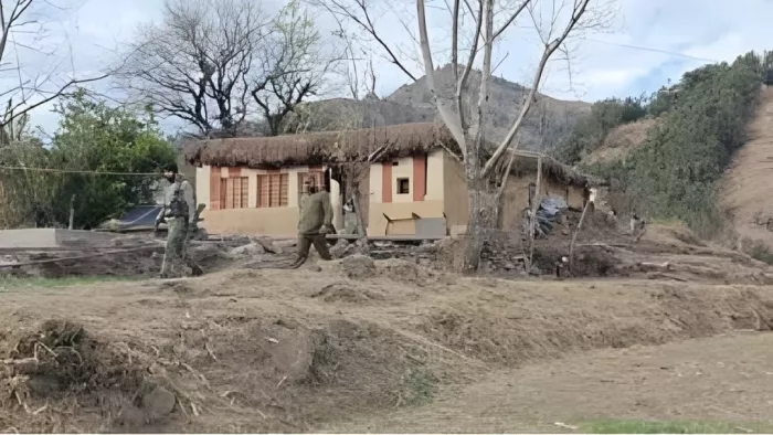 राजौरी डाक बंगला के आसपास गश्त करते जवान। (फोटो- जागरण)