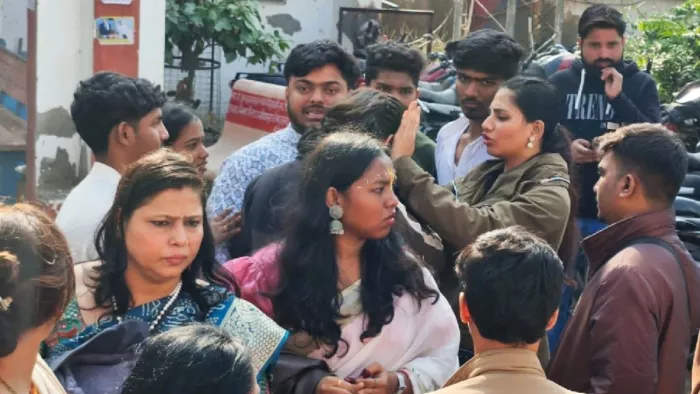 वृंदावन कोतवाली में मारपीट की शिकायत लेकर पहुंचे मुुंबई के श्रद्धालुओं के दल में शामिल श्रद्धालु। - फोटो: जागरण।