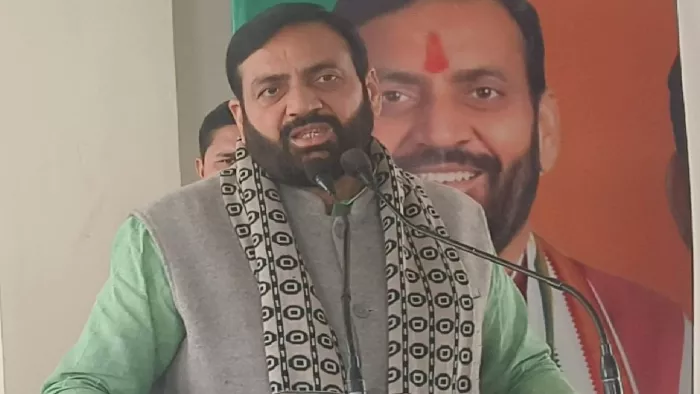 कैथल में मन की बात कार्यक्रम के बाद कार्यकर्ताओं से बातचीत करते मुख्यमंत्री नायब सिंह सैनी