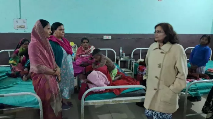 निरीक्षण के दौरान मरीजों के परिजनों से बात करती मंत्री दीपिका पाण्डेय। (फोटो जागरण)
