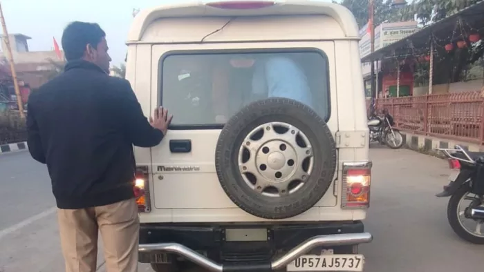 हिरासत में लिए गए युवकों को अपने साथ जीप से मऊ ले जाती पुलिस। जागरण