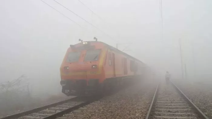 कोहरे से ट्रेनों का परिचालन प्रभावित। फाइल फोटो- जागरण