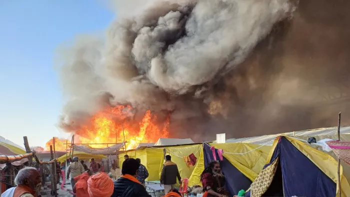 महाकुंभ नगर के सेक्टर-19 के गीता प्रेस के शिविर में लगी आग।- हृदेश चंदेल