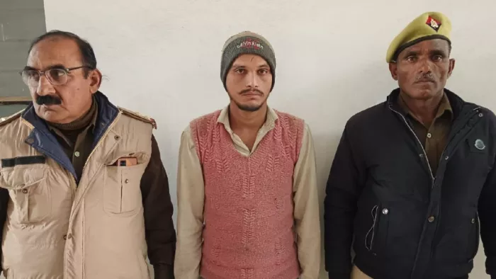 वृंदावन कोतवाली में पुलिस गिरफ्त में महिला की हत्या का आरोपित मध्य में कन्नौज निवासी दीपक। - फोटो: पुलिस द्वारा।