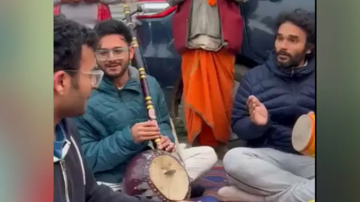 सचिन मोदी ने महाकुंभ में दोस्तों संग गाया भजन।- सोशल मीडिया