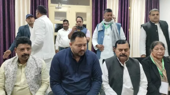 औरंगाबाद में प्रेस कांफ्रेंस में नेता प्रतिपक्ष तेजस्वी यादव