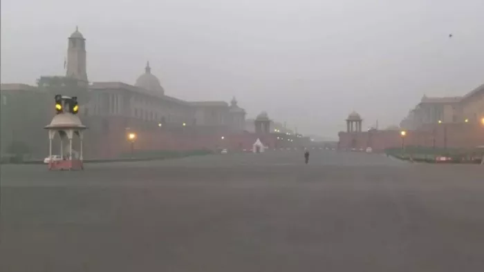 दिल्लीवासियों को ठंड में मिल रही गर्माहट, तापमान सामान्य से पांच डिग्री ऊपर