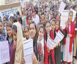 Bihar board Matric Examination 2020 : कैमरे की नजर से कुछ इस तरह दिख रहा मैट्रिक परीक्षा का चौथा दिन