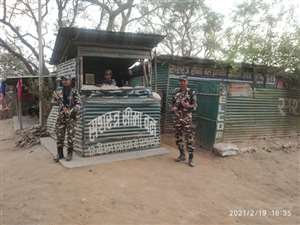 दिघलबैंक में इंडो-नेपाल बॉर्डर पर तैनात एसएसबी जवान।