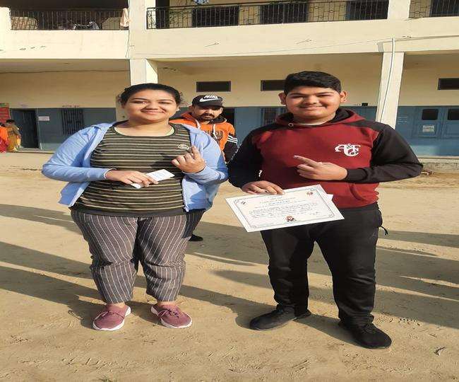 अमृतसर में वाेट डालने के बाद उत्साहित ओमिका और अभिषेक। (जागरण)