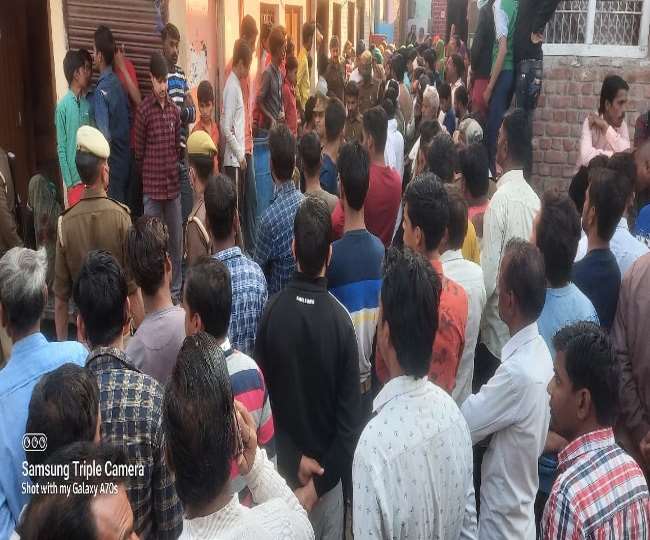 भाजयुमो नेता को गोली लगने की सूचना पर गाैसगंज स्थित आवास पर जमा भीड़। जागरण