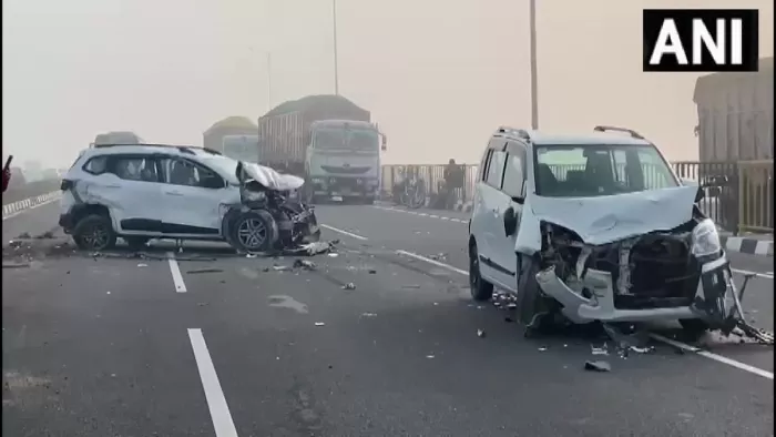 हापुड़ में कोहरे के कारण दिल्ली-लखनऊ हाईवे रोड पर कई वाहन आपस में टकरा गए।
