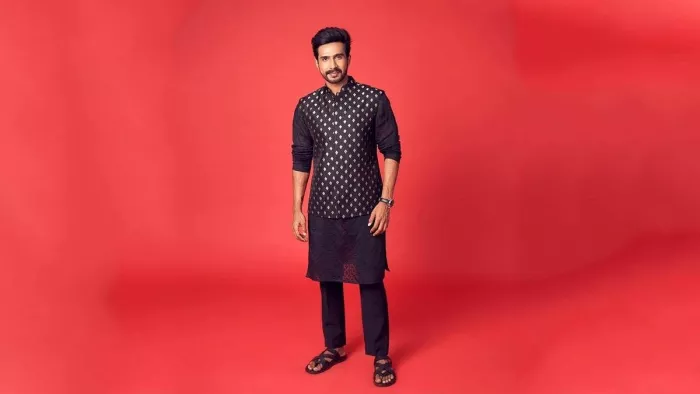 Men's Footwear: हैंडसम और हंक लुक पाने के लिए अपने शू रैक में जरूर रखें ये 5 तरह की फुटवियर