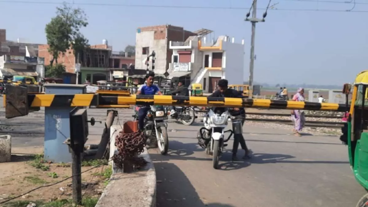 Farrukhabad: बंद क्रासिंग के नीचे से गुजर रहे लोगों को आरपीएफ ने पकड़ा, बाइक झुकाकर कर रहे थे ट्रैक पार
