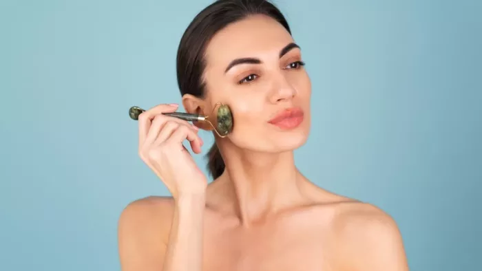 Jade Roller: स्किन केयर प्रोडक्ट्स के प्रभावी परिणाम चाहिए तो अपनाएं जेड रोलर, जानें कैसे करें इसका इस्तेमाल