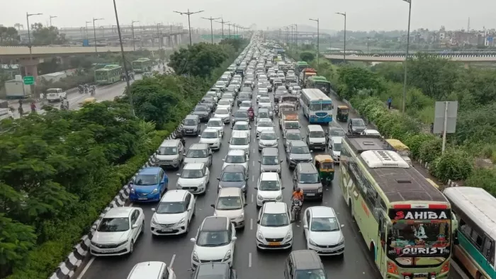 लिंक रोड पर व्यस्त समय में ट्रैफिक हुआ जाम