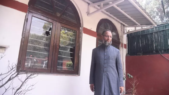 घर पर पथराव को लेकर फूटा ओवैसी का गुस्सा।