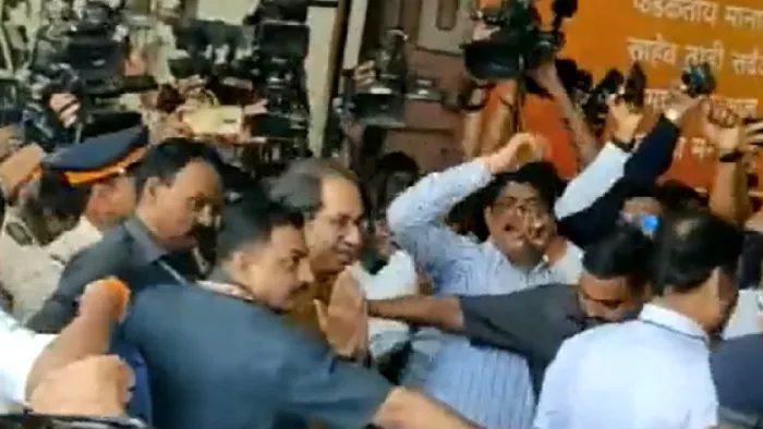 शिवसेना भवन पहुंचे उद्धव ठाकरे, लोगों का स्वीकार किया अभिवादन