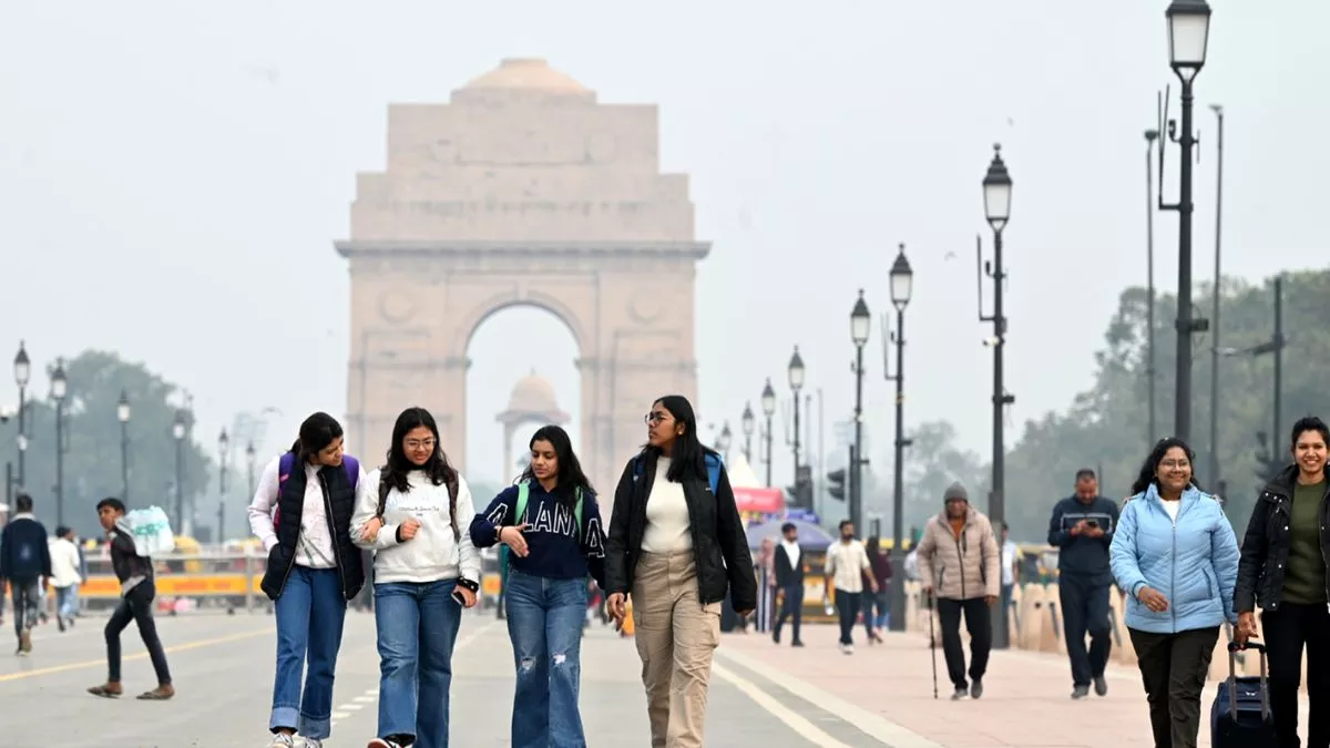 Delhi IMD Rain Alert: पश्चिमी विक्षोभ के असर से बदला दिल्ली-एनसीआर का मौसम, आज भी बरसेंगे बादल