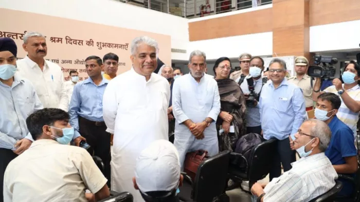 फ़रीदाबाद ईएसआई मेडिकल कॉलेज में केंद्रीय राज्यमंत्री कृष्णपाल गुर्जर के साथ उपस्थित मरीजों से फीडबैक लेते केंद्रीय मंत्री भूपेंद्र यादव।