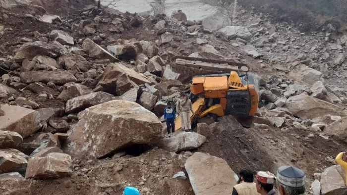Himachal Landslide: भूस्खलन फिर बना जान पर आफत, पहाड़ दरकने से मलबे में समाई JCB मशीन, ऑपरेटर की मौत