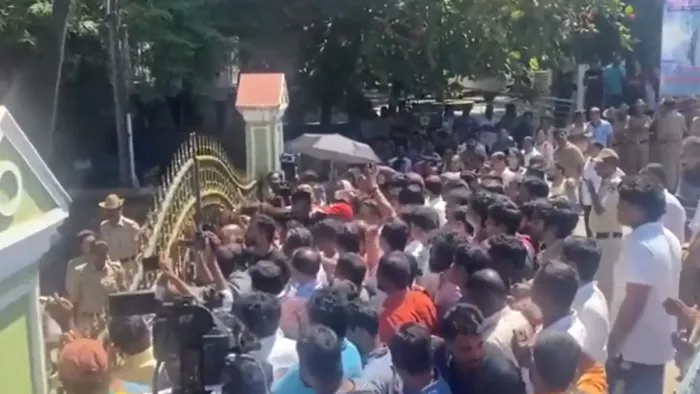 मेंगलुरु के एक प्राइवेट स्कूल की टीचर ने हिंदू देवी देवताओं के खिलाफ टिप्पणी की थी।(फोटो सोर्स: सोशल मीडिया)