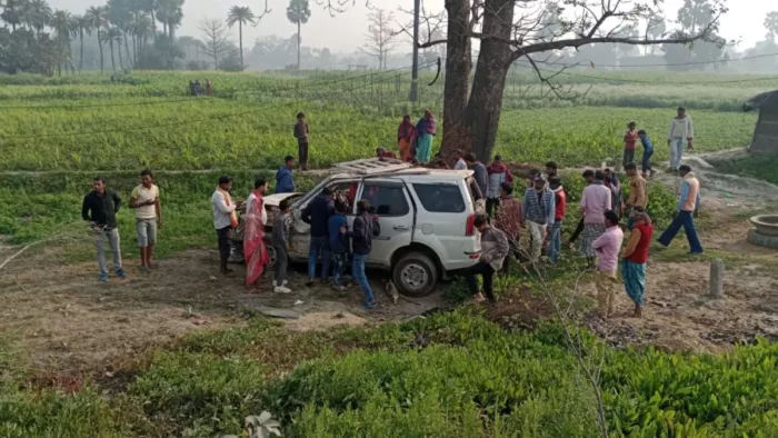 गड्ढे में लुढ़की सफारी व घटना स्थल पर लोगो की भीड़।