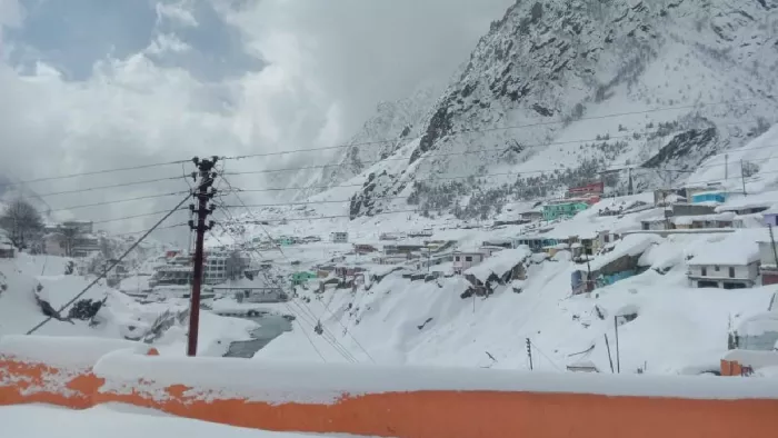 उत्तराखंड में बर्फबारी के चलते बदरीनाथ-गंगोत्री हाईवे समेत कई मार्ग अवरुद्ध