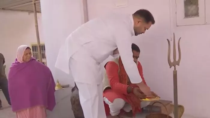 Tejashwi Yadav: भोले बाबा की पूजा करते तेजस्वी यादव (जागरण)
