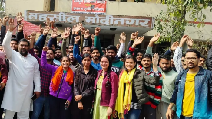 UP Police Paper Leak: यूपी पुलिस सिपाही भर्ती का पेपर लीक होने को लेकर हंगामा