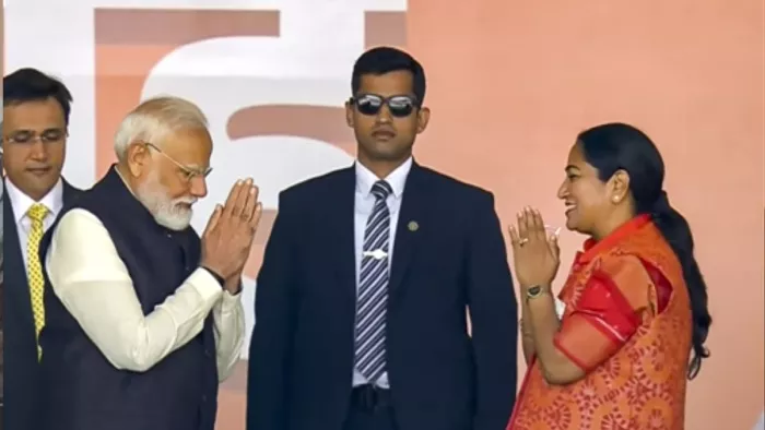 सीएम पद की शपथ लेने के बाद पीएम मोदी से अभिवादन करतीं रेखा गुप्ता। फोटो- PTI