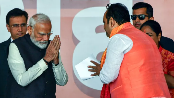 शपथ ग्रहण के दौरान प्रधानमंत्री का अभिवादन करते पंकज सिंह।